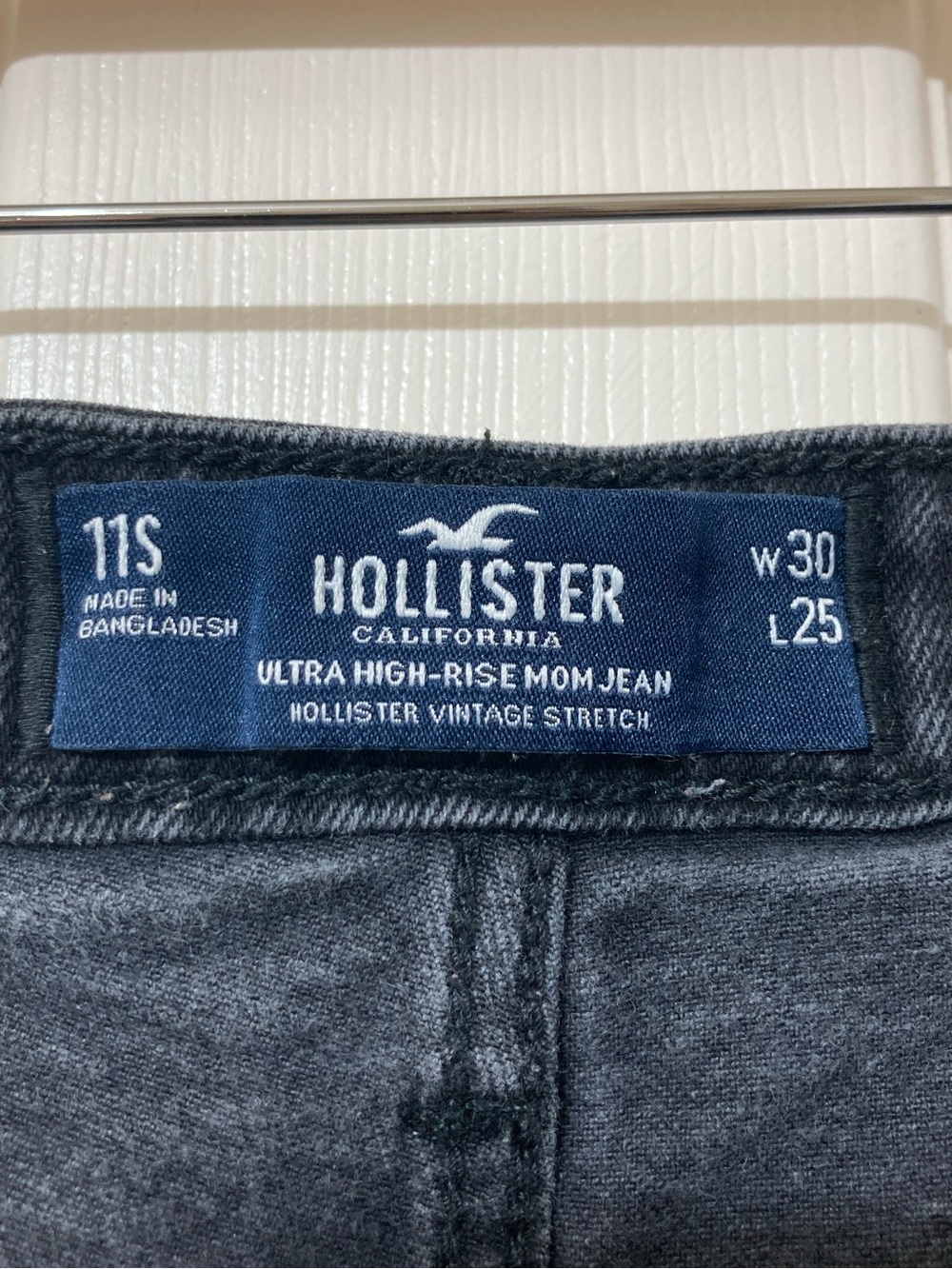 Hollister Washed Black Ultra High Rise Mom Jeans 30 Short Distressed Grunge Moto - Picture 2 of 9